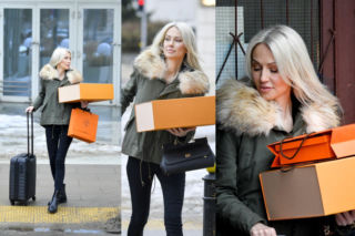 Obładowana pakunkami Magdalena Ogórek w biegu po Warszawie. Walizka, wygodny look i detal, który krzyczy na bogato