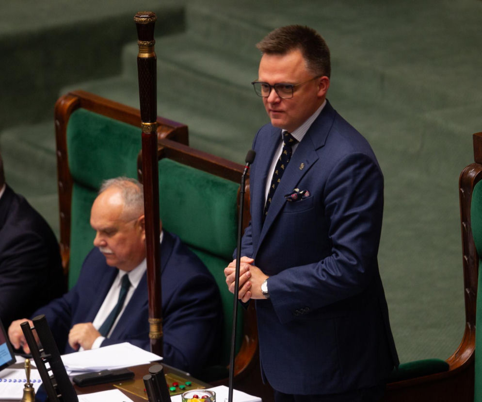 Szymon Hołownia przemawia w Sejmie. O wynikach sondażu dotyczącego jego wejścia do rządu przeczytasz na SE Polityka.