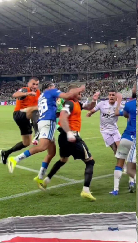 Burdy na meczu Cruzeiro - Atletico Mineiro