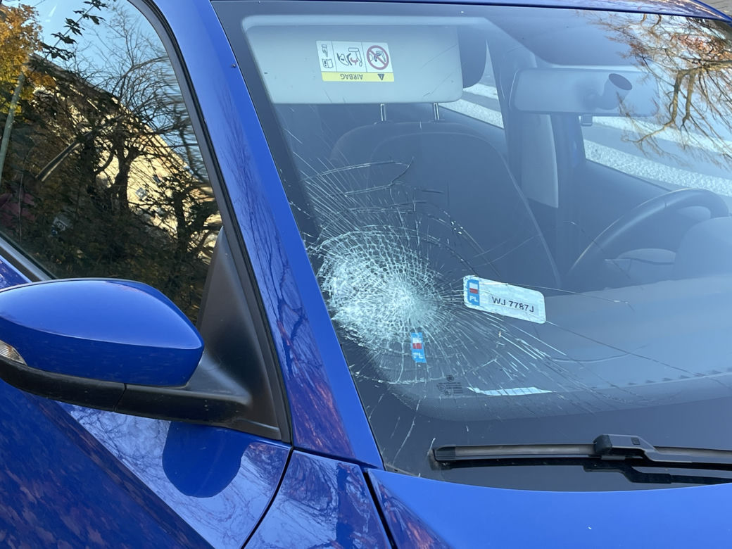 Dzieci zmiecione z pasów na Pradze-Północ. Kobieta za kierownicą