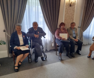 Pamiątkowe medale, legitymacje i kwiaty z okazji 50-lecia pożycia małżeńskiego odebrało w Siedlcach osiem par