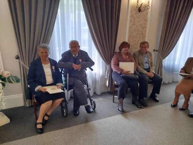 Pamiątkowe medale, legitymacje i kwiaty z okazji 50-lecia pożycia małżeńskiego odebrało w Siedlcach osiem par