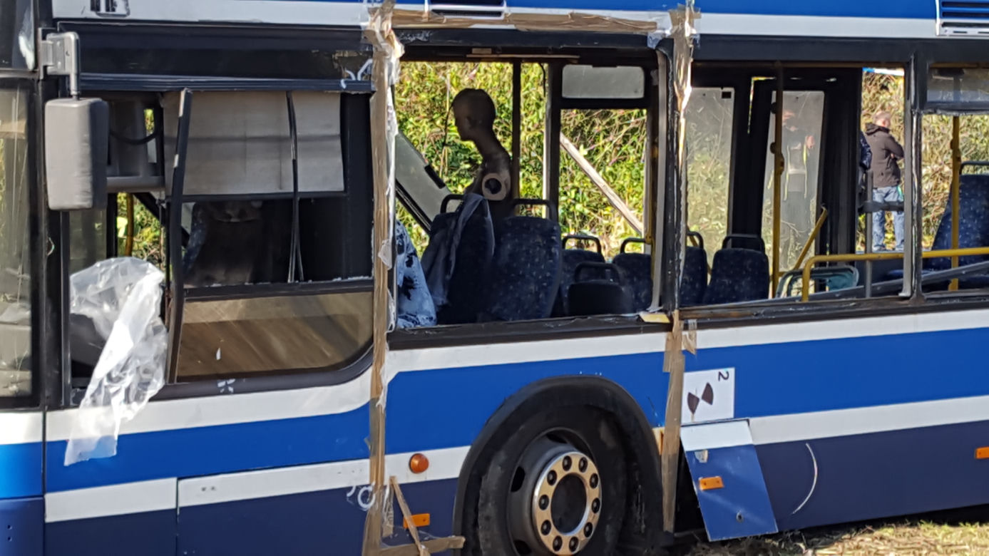 Tak wygląda autobus po wybuchu bomby, którą chciał stworzyć Paweł R.