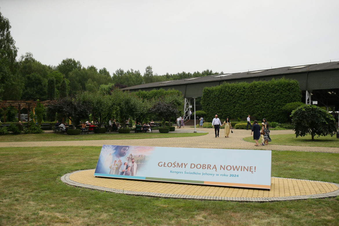 Kongres Świadków Jehowy 2024. W niedzielnych wydarzeniach wzięły udział tłumy