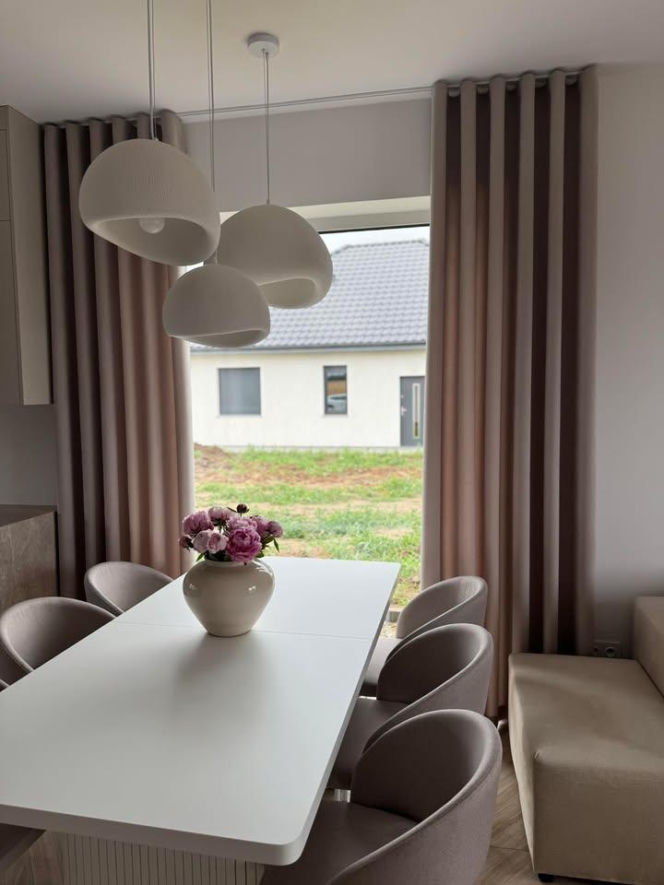 Perfekcyjna aranżacja okna bez wychodzenia z domu. Dlaczego warto zaufać ekspertom Royal Firany?