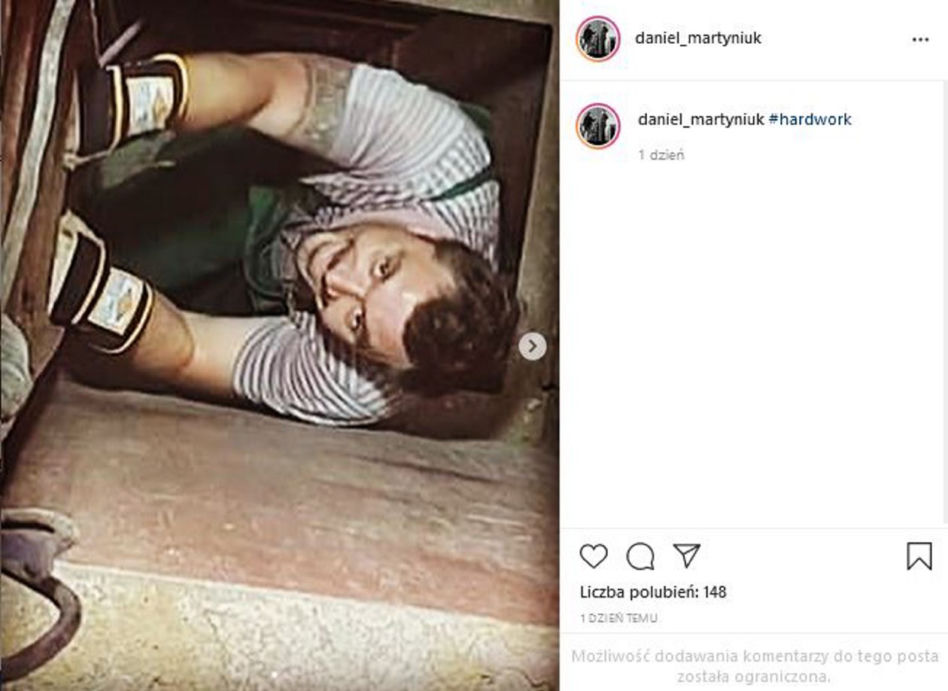 Syn Zenka szoruje podłogi