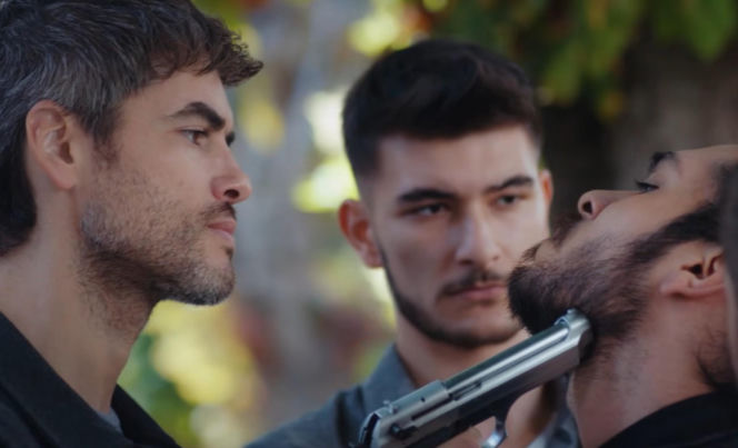 Dziedzictwo, odcinek 891: Nana i Nazli uciekają z rąk Trucizny, a Ayse traci przytomność po przyjęciu niewłaściwych leków