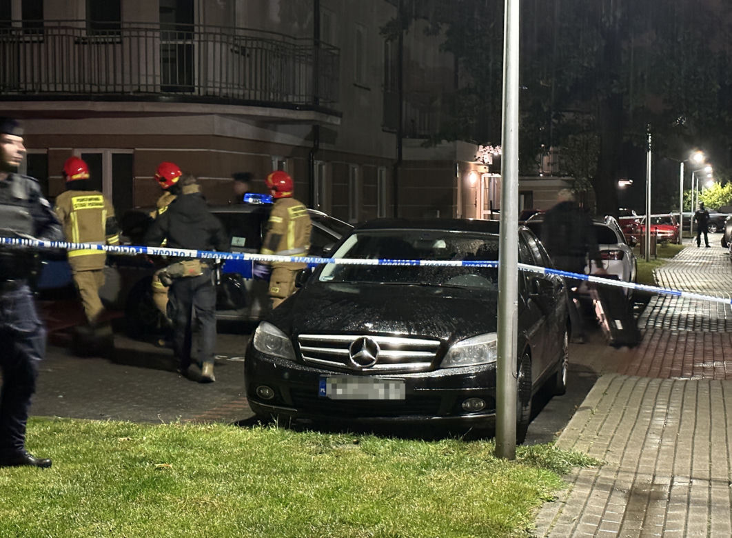 Ewakuacja mieszkańców. Blok otoczył kordon policji. „W jednym mieszkaniu słychać było strzały”