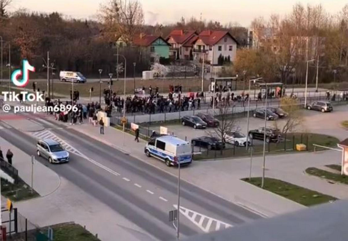 Tłum nastolatków szedł ulicami Gdańska, wykrzykując agresywne hasła. Interweniowała policja