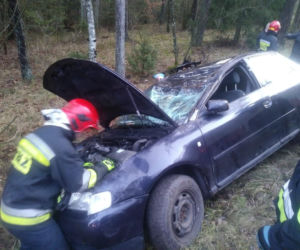 Wypadek na trasie Orzysz - Ełk.  Dachowanie osobówki