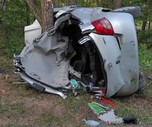 Toyota roztrzaskała się o drzewo pod Płockiem! W środku ciężko ranna 22-latka [ZDJĘCIA]. 
