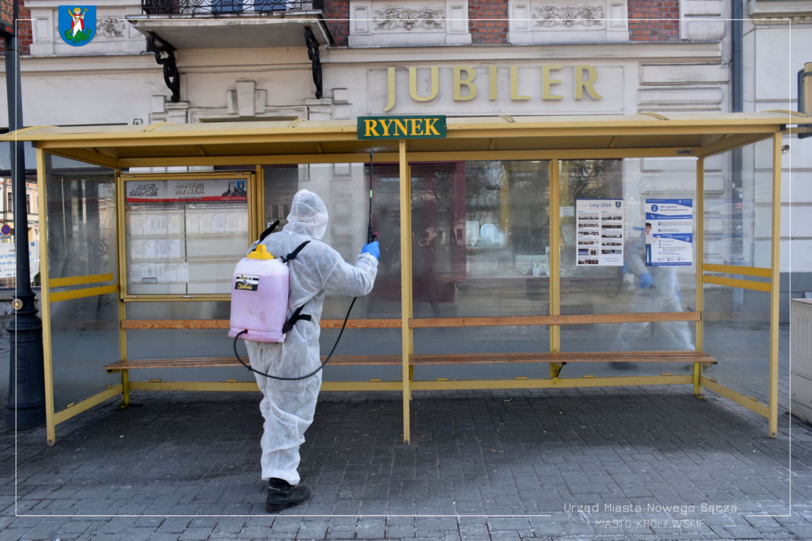 Białe kombinezony i Virkon. Tak w Nowym Sączu walczą z epidemią koronawirusa! 