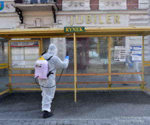 Białe kombinezony i Virkon. Tak w Nowym Sączu walczą z epidemią koronawirusa! 
