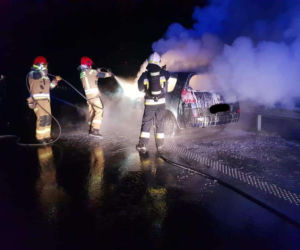 Na drodze krajowej nr 6 spłonęło auto