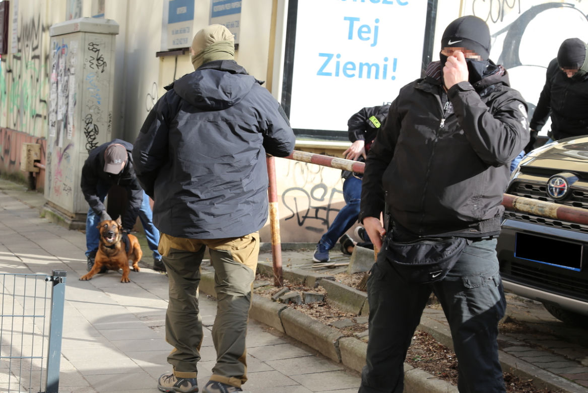 Udawali policjantów i wchodzili do agencji towarzyskich. Dwóch przebierańców w rękach policji