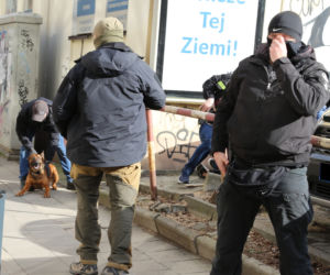 Udawali policjantów i wchodzili do agencji towarzyskich. Dwóch przebierańców w rękach policji