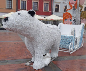 Bajkowa instalacja przed zamojski ratuszem