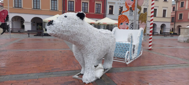 Bajkowa instalacja przed zamojski ratuszem