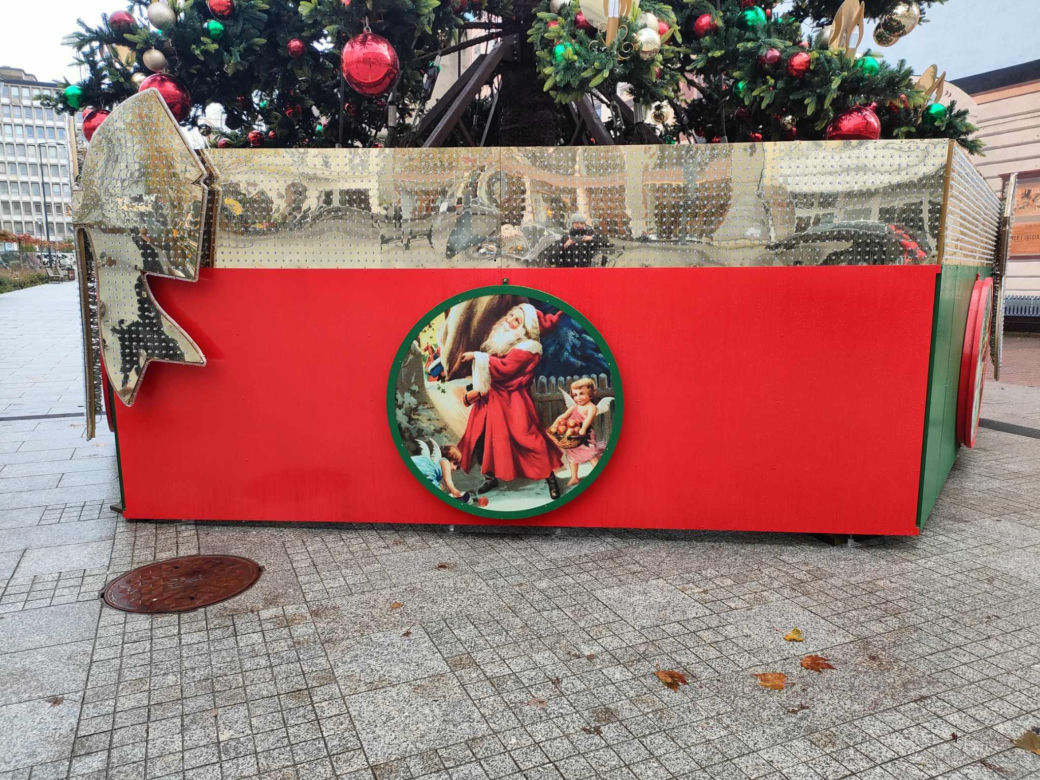 Łódź jest już gotowa na święta! Przy Piotrkowskiej stanęła wielka atrakcja [ZDJĘCIA]