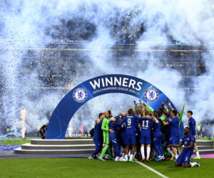 Piłkarze Chelsea Londyn po zwycięstwie 1:0 z Manchesterem City świętują wygranie Ligi Mistrzów