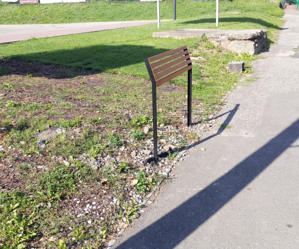 Siemianowice Śląskie: Urząd postawił ławki bez siedzeń! Mieszkańcy OBURZENI! 