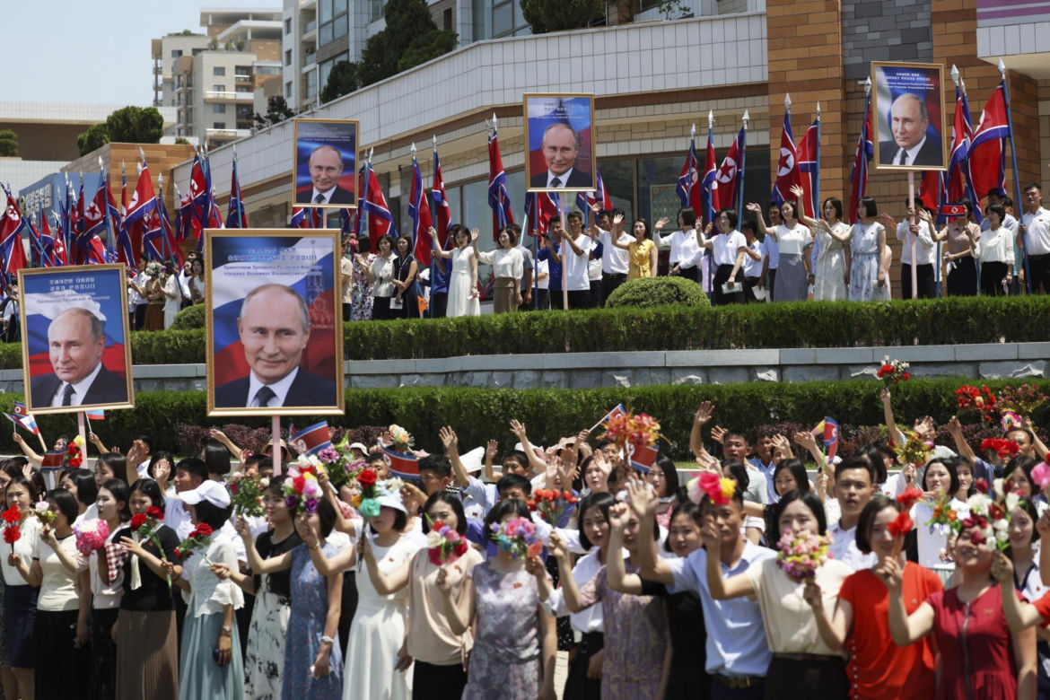 Putin w objęciach Kim Dzong Una! "Przyjacielska pogawędka"