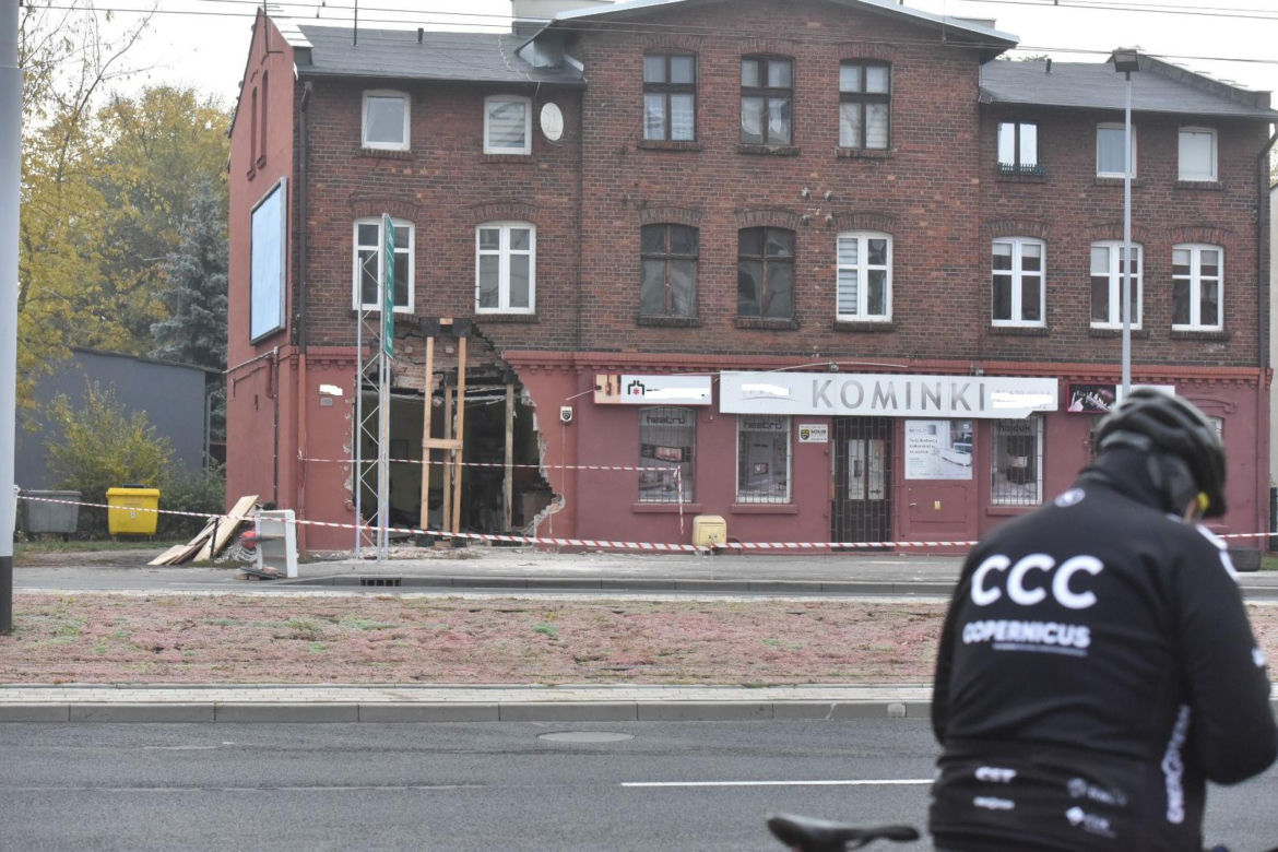 Laweta wjechała w budynek kamienicy przy Szosie Chełmińskiej w Toruniu