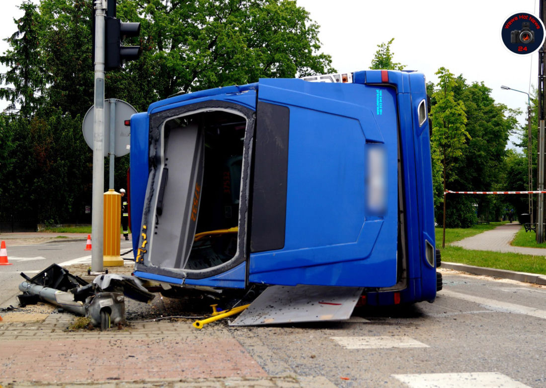 Autobus runął na jezdnię w Konstancinie