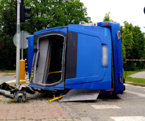 Autobus runął na jezdnię w Konstancinie