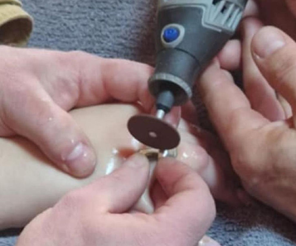 Nietypowa wizyta w skarżyskiej komendzie. Strażacy musieli działać precyzyjnie jak chirurdzy