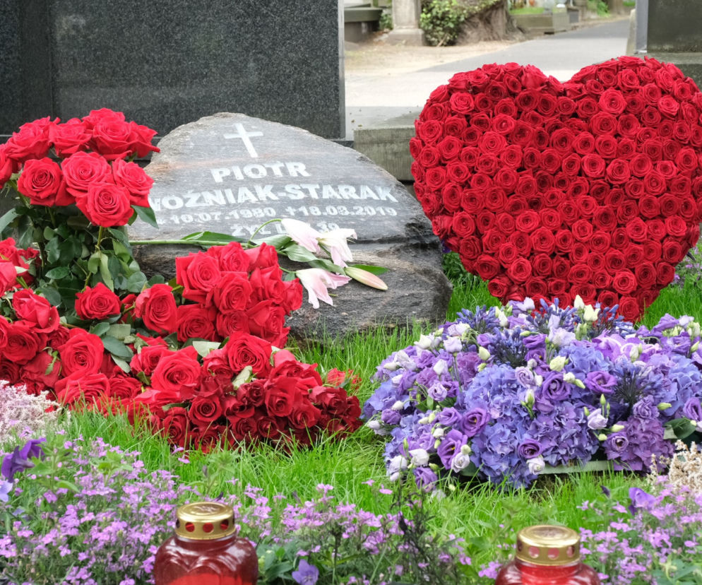 Szok! Grób Piotra Woźniaka-Staraka jest pusty.