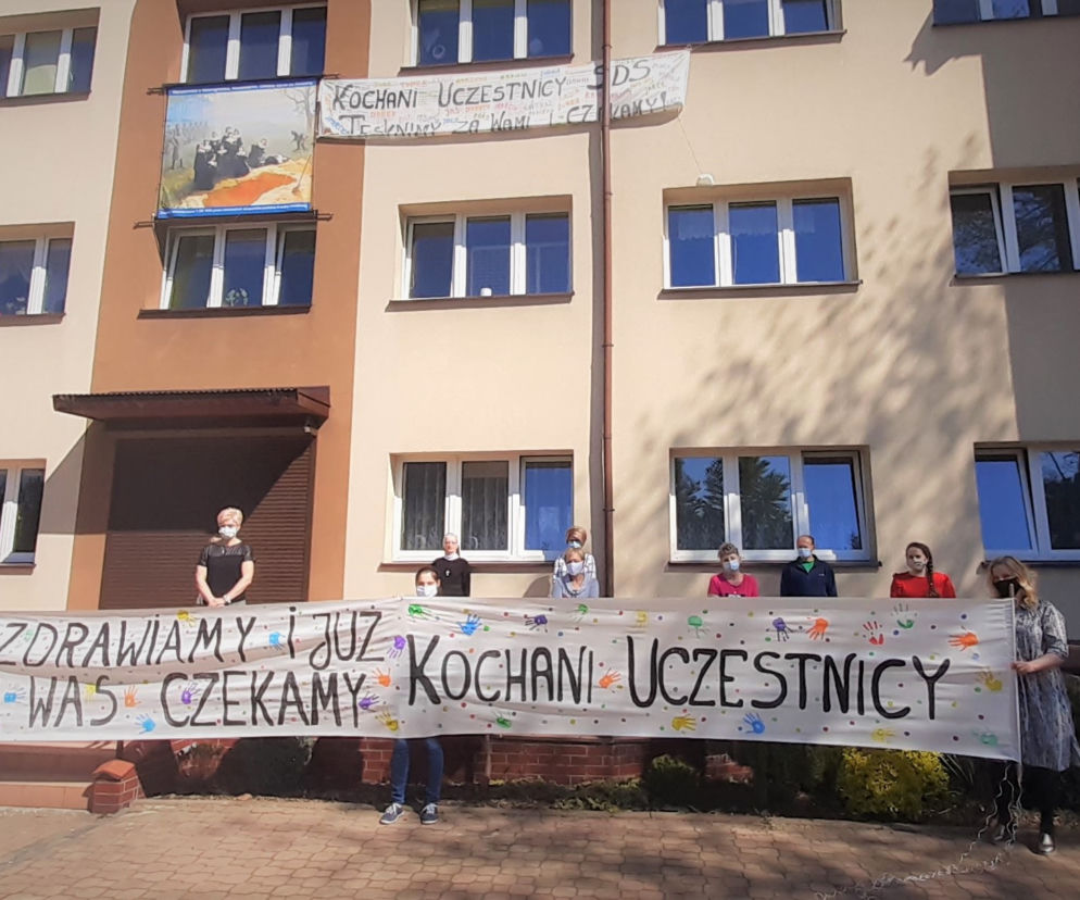 Baner z napisem: „Tęsknimy za Wami i czekamy”