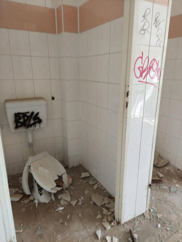 Budynek byłej szkoły przy Kieleckiej to dziś ruina ( zdjęcia lipiec 2024)