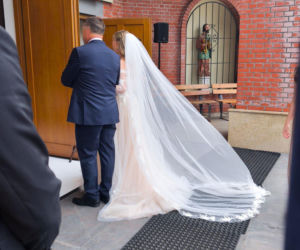 Niewiarygodne, co stało się z welonem! Wybranka Brzozowskiego w opałach tuż przed kościołem!