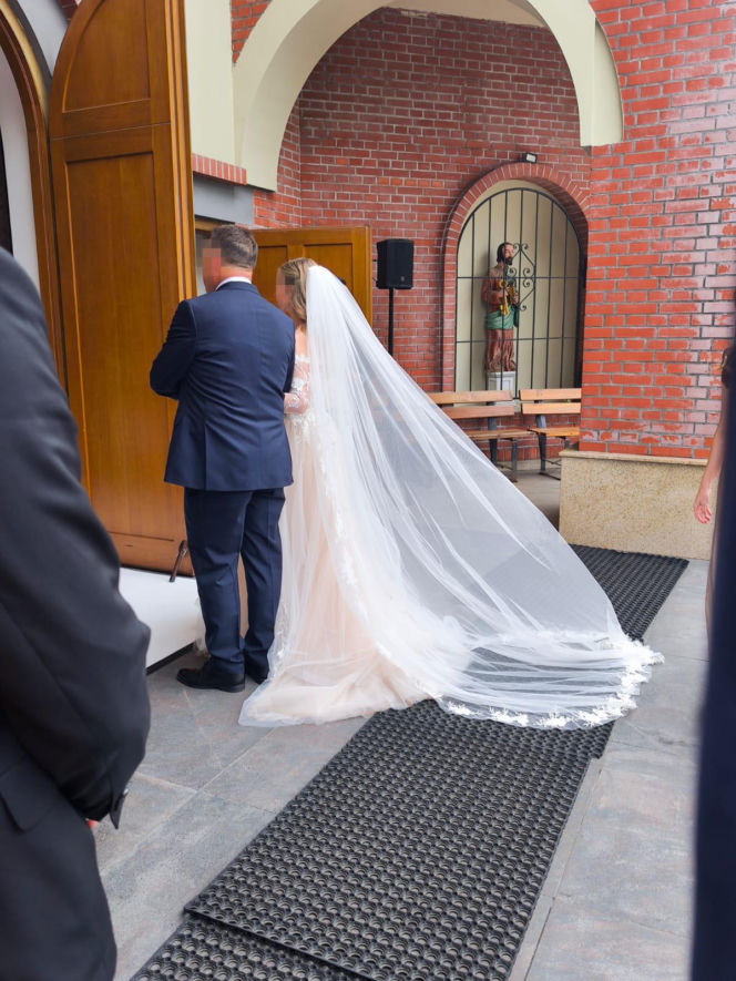 Niewiarygodne, co stało się z welonem! Wybranka Brzozowskiego w opałach tuż przed kościołem!