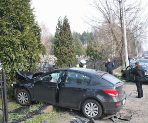 Samochodem wpadł na cmentarz