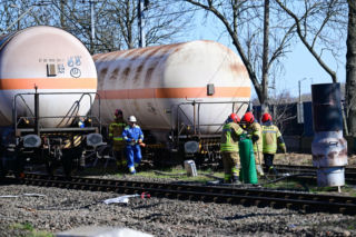 Skomplikowana i niebezpieczna operacja w Szczecinie. Przepompowują amoniak z wykolejonej cysterny