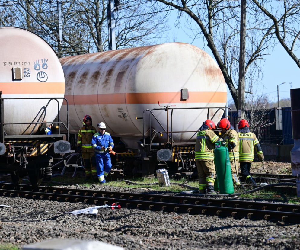 Skomplikowana akcja chemiczna w Szczecinie. Trwa wypompowywanie niebezpiecznego amoniaku z wagonu