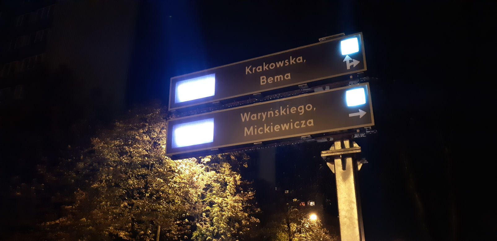 Przydrożne tablice pokazują utrudnienia, wolne parkingi i pogodę