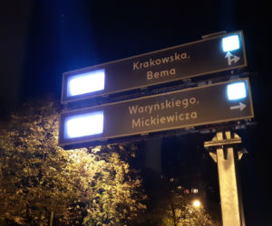 Przydrożne tablice pokazują utrudnienia, wolne parkingi i pogodę