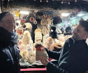 Biedroń i Śmiszek szukają prezentów pod choinkę,