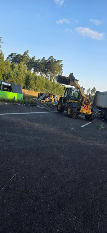 Dramat na S7. Autobus zderzył się z samochodem ciężarowym. Dziecko wśród poszkodowanych