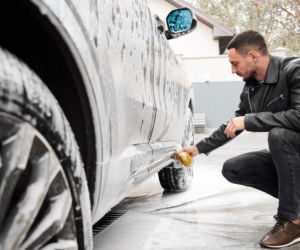 Mycie auta zimą może być problematyczne. Sprawdź, jak robić to dobrze 