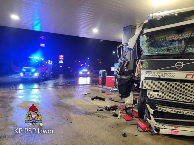 Silna gołoledź paraliżuje Dolny Śląsk! Autobus w rowie, ciężarówka uderzyła w słup