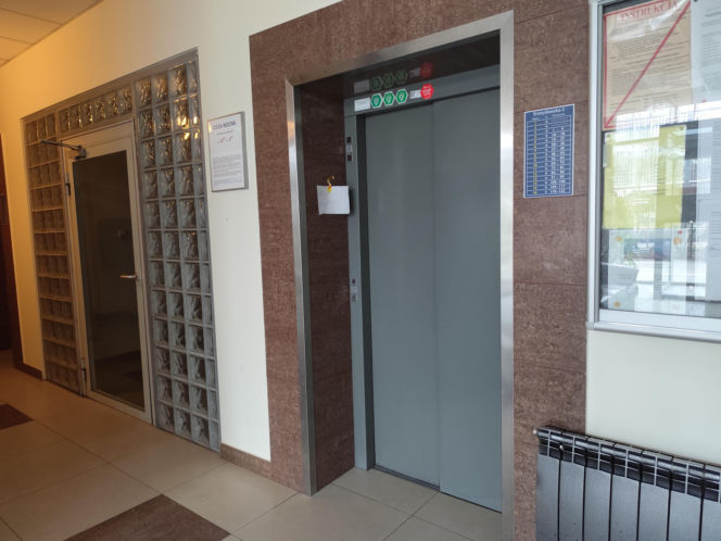 Zerwała się winda z pasażerem