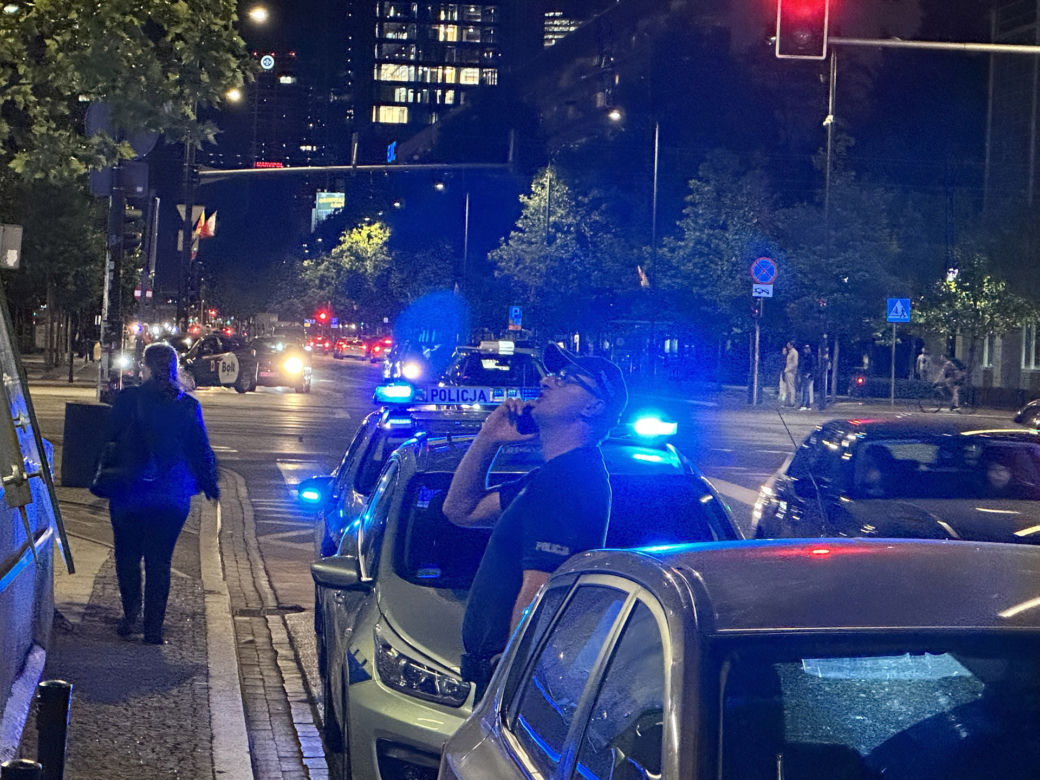 Koszmar w samym sercu stolicy. Młoda kobieta runęła z 7 piętra. Nie żyje
