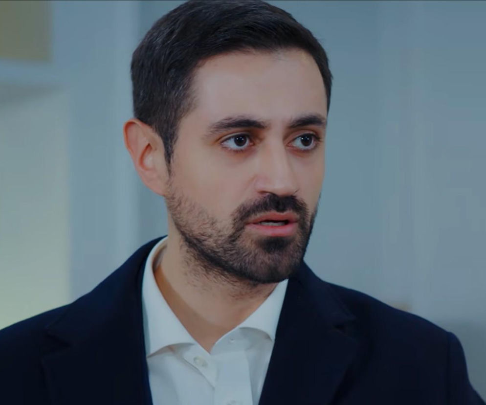 Zmartwiony Atakan patrzy w bok. O jego wyznaniu w 1047. odcinku serialu Dziedzictwo przeczytasz na Eska.
