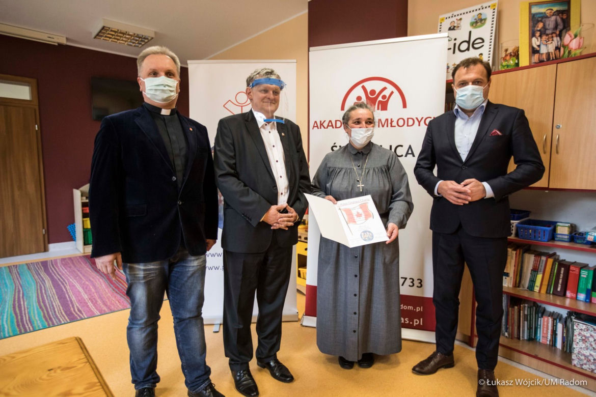 Radom: Synowie zmarłego fizjoterapeuty z Mazowieckiego Szpitala Specjalistycznego otrzymali stypendia