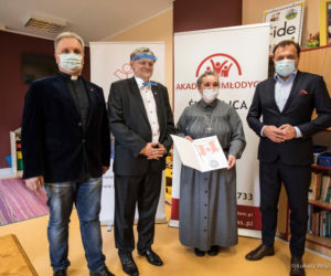 Radom: Synowie zmarłego fizjoterapeuty z Mazowieckiego Szpitala Specjalistycznego otrzymali stypendia