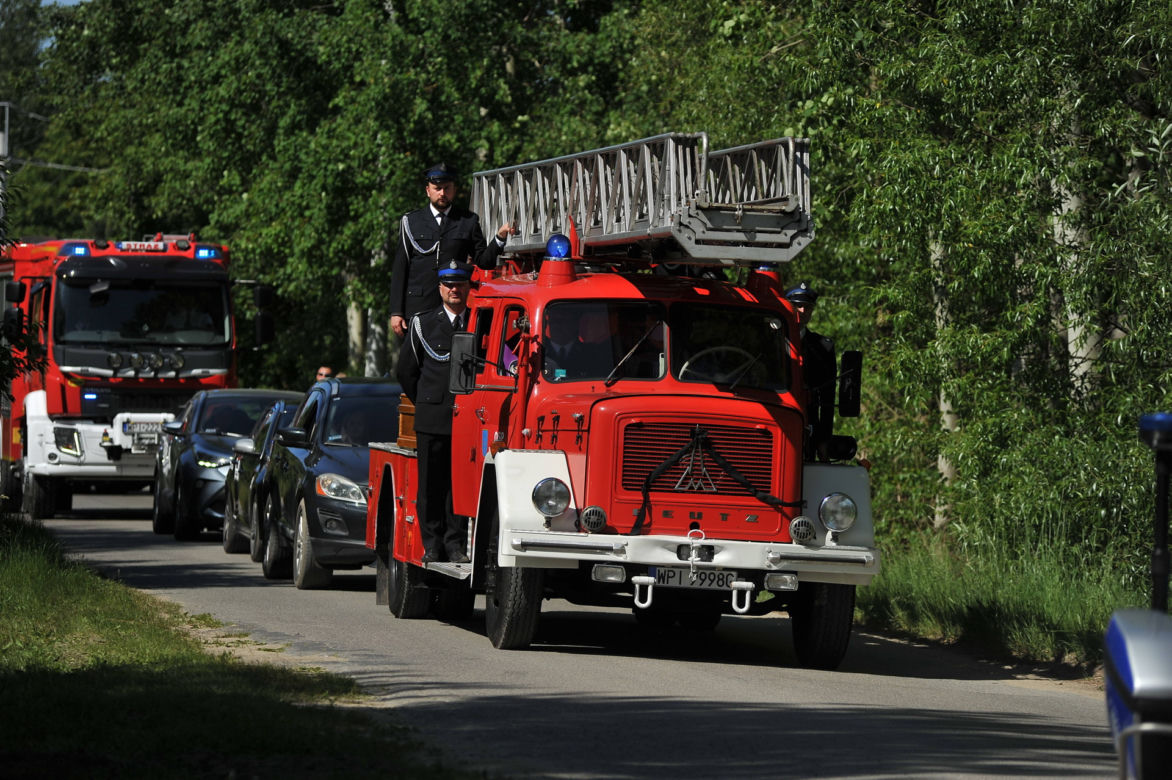 Srebrny orzeł prowadził Arka w ostatniej drodze. Poruszający gest policjantów i strażaków